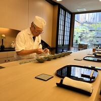 山玄茶 - 右腕のお弟子さん達の連携プレーも見事です。