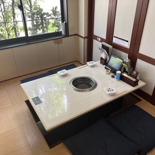 接待等にも利用できる個室完備。落ち着いてお食事可能。