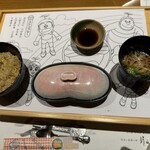 鐘山苑 - 子どものお膳。蓋を開けると、子供には食べきれない料理が。