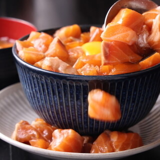 海鮮丼はお代わり自由のあら汁付き♪花咲くシリーズも人気！