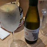 もりもり寿し - 白ワイン カリテラ・レゼルバ(1320円)