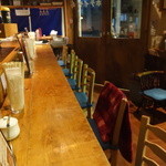 ホテイヤ - カウンターは6席。木の温もりが感じられる店内で、ホッと一息癒やされて下さい。