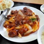 萬喜楼 - 酢豚定食（680円）。安くてボリュームありました。味付けは甘めのケチャップ味でお子さんが好きそうな感じ。