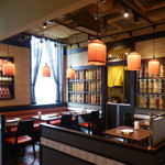 ポルケッタ - 赤と黄色を基調とした店内はイタリアンな雰囲気！