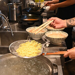 濃口背脂味噌らーめんと餃子 大福帳 - 調理イメージ