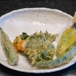 欅苑 - 2024.7 天ぷら盛り合わせ（モロッコインゲン、チーズを詰めた花ズッキーニ、ミント、大葉で挟んだトウモロコシ、海老とズッキーニの掻き揚げ、オクラ）