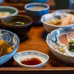 欅苑 - 2024.7 自家製胡麻豆腐、きゅうりと椎茸の白酢和え、身欠鰊山椒漬け、モロッコインゲン黒胡麻掛け、焼き茄子お浸し、自家製がんもどき揚げ出し、自然薯の海苔巻き