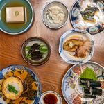 欅苑 - 2024.7 自家製胡麻豆腐、きゅうりと椎茸の白酢和え、身欠鰊山椒漬け、モロッコインゲン黒胡麻掛け、焼き茄子お浸し、自家製がんもどき揚げ出し、自然薯の海苔巻き