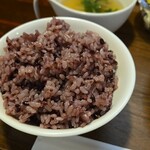 キッチン ブルー グローブ - 黒米のアップ