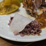 キッチン ブルー グローブ - 黒米にお新香を巻いてみます