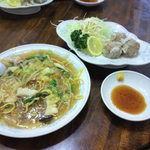 新華苑 - 揚げ蕎麦とシュウマイに小ライスで850円