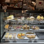 ペチカスケマサコーヒー - ショーケースの中のケーキたち