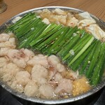 博多もつ鍋 前田屋 - もつ鍋（しょうゆ）　具材豊富、盛付綺麗、味間違いなし！