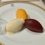 アピシウス - ブラックペッパーのアイスクリーム、マンゴーとカシスのソルベ