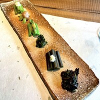 出羽屋 - ④山菜の盛り合わせ
                    ・青みず
                    ・やまぶき
                    ・しおで
                    ・山ニンニク
                    ・わらび
                    ・こごみ