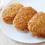 美津濃精肉店 - 2023年6月　スパイシーコロッケ【税込1個90円】コショウの効いたコロッケ。グーグルの口コミは普通のコロッケ