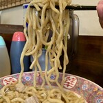 自家製太麺やきそば よしのり屋 - よしのり屋特製極太麺をリフトUP⤴️