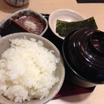 よし春 - ランチのご飯とお味噌汁