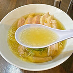 町田汁場 しおらーめん進化 - ソルトコーディネーターでも有る関口店主が、300種の中から厳選した5種の塩が使用されています