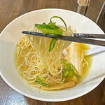 町田汁場 しおらーめん進化 - 九条ネギと麺