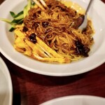 東海飯店 - お腹が空きすぎて、混ぜ途中に写真を撮られる笑