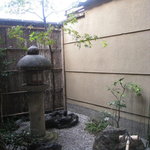 祇園 又吉 - 石灯籠のある坪庭