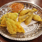 ガネーシュ - ズッキーニの花とナスのパコラ