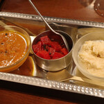 ガネーシュ - トマトチャトニ、ビーツと大根のピクルス、ココナッツチャトニ