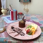 スイーツアトリエ アンジュジュメール - フルーツの奥にカットされたケーキが潜んでいました^^