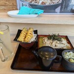 生そば玉川 錦糸町駅前プラザビル店 - ちくわ天の下は温かい天汁(かけ汁の流用)。蕎麦汁(もり汁)と味が違う芸の細かさ