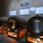 テイスティング・バー - 樽の中ではこんな風に、というのが見られる〜！