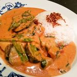 The World Kitchen - トマトベースでコクのある辛口レッドカレー950円