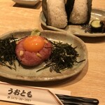 お魚処 うおとも - 娘のマグロユッケとオニギリ。