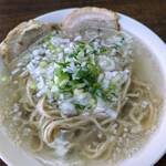 ○○킷친 곧친 - 감칠맛이 나는 소금 국물에 등지방의 단맛과 깊은 풍미가 더해진, 정성이 담긴 두꺼운 면의 한 그릇입니다!