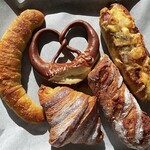ベーカリー ジャム - 塩フランス¥220内、プレッツェル¥190内、ジャーマンポテトフランス¥360内、クロワッサンショコラ¥260内、チーズバゲットハーフ¥200内