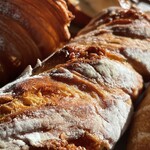 ベーカリー ジャム - チーズバゲットハーフ¥200内　グリュイエールチーズが。美味い。