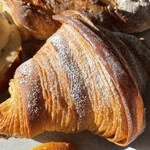 ベーカリー ジャム - クロワッサンショコラ¥260内　層がすごい