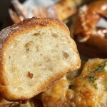 ベーカリー ジャム - チーズバゲットハーフ¥200内　ところどころにグリュイエールチーズが。美味い。