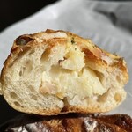 ベーカリー ジャム - ジャーマンポテトフランス¥360内　中にポテトサラダが挟んである。ガーリック風味とあったが優しめか。