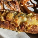 ベーカリー ジャム - ジャーマンポテトフランス¥360内　中にポテトサラダが挟んである。ガーリック風味とあったが優しめか。