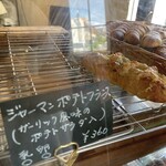 ベーカリー ジャム - ジャーマンポテトフランス¥360内　中にポテトサラダが挟んである。ガーリック風味とあったが優しめか。