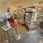 ベーカリー ジャム - 内観全体。商品棚はレジより先にある冷蔵ケース(1/3)含め3つ。見落としてすでに沢山掴んでいたので次回に。