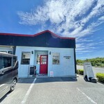 ベーカリー ジャム - おしゃれ。ガードレールの先は児島湖。次々車がやってきて人気ぶりがうかがえた。