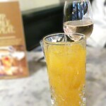 Pizza Express - オレンジジュースと白ワイン