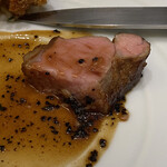 Takumi - 肉料理 仔牛ロースのロティ 黒トリュフのソース　マデラ酒風味 白インゲン豆とラルド リードヴォーとコンテチーズ