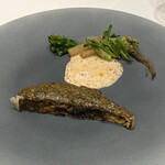 Takumi - 魚料理 真鯛のポワレ 蕗の薹のソース 季節の山菜とサクラエビのパウダー エビ香るオイルのミルクソース