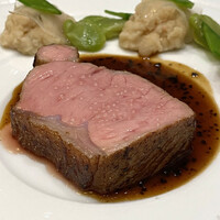 Takumi - 肉料理 仔牛ロースのロティ 黒トリュフのソース　マデラ酒風味 白インゲン豆とラルド リードヴォーとコンテチーズ