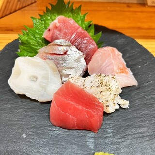 土佐ろっこん - 料理写真:刺し盛り