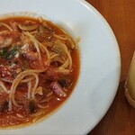 ミストパスト - 料理写真:パスタとオレンジ。市販のオレンジが唯一美味しい