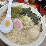 六味亭 - 肉盛り中華そば　ワカメ　味付け煮卵　　背脂トッピング‼️